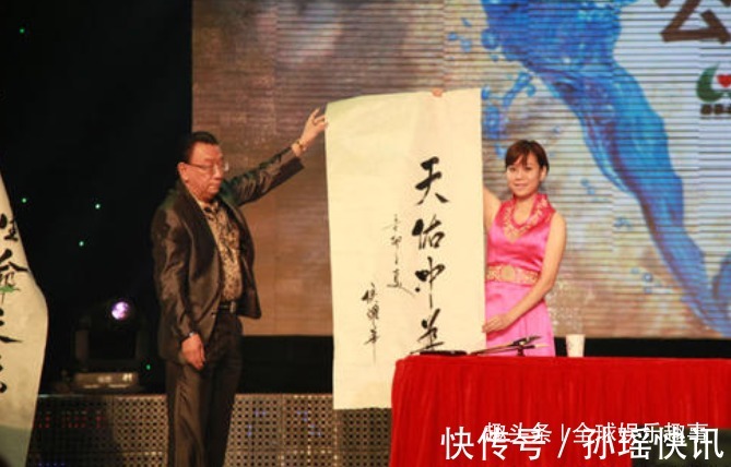 微博@65岁刘晓庆书法造诣颇深,时常晒出个人书法作品