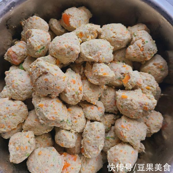 丸子|朋友一来就做鸡胸肉丸子，吃得皆大欢喜好回家