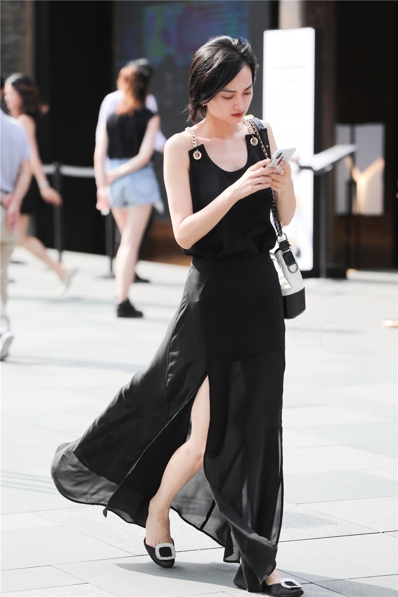 街拍小姐姐一件简单的开叉裙搭配一个斜挎包,青春靓丽去逛街