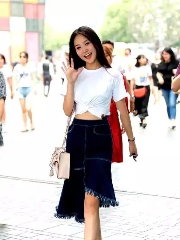 大气|街拍:温柔大方的气质美女,灰色的针织裙舒适大气