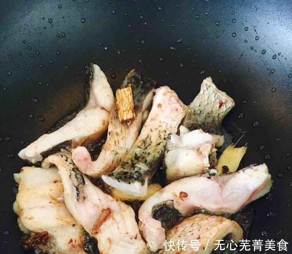 孩子吃鱼总是卡喉咙不喝醋,教你一招,让鱼骨跑出来,省事