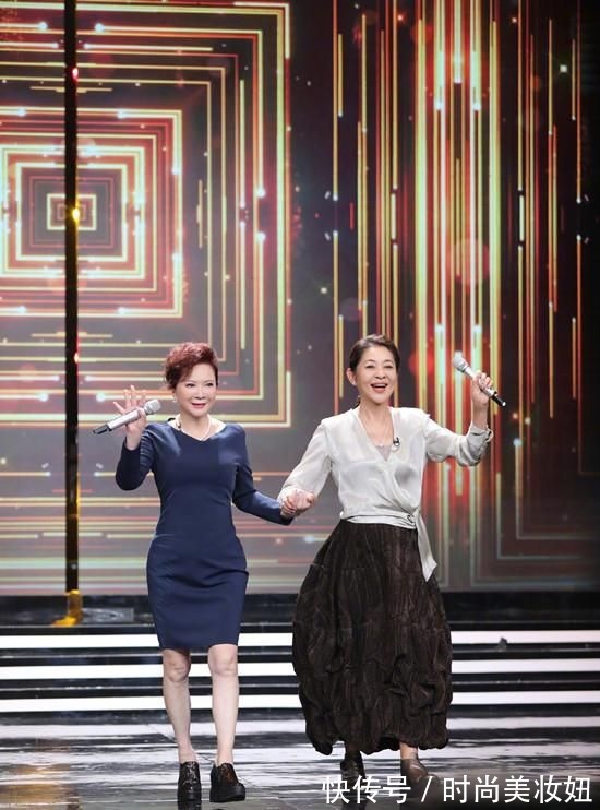 连衣裙|蔡明真的不在乎年龄,穿紫色深V连衣裙亮相,被她的身材惊艳了