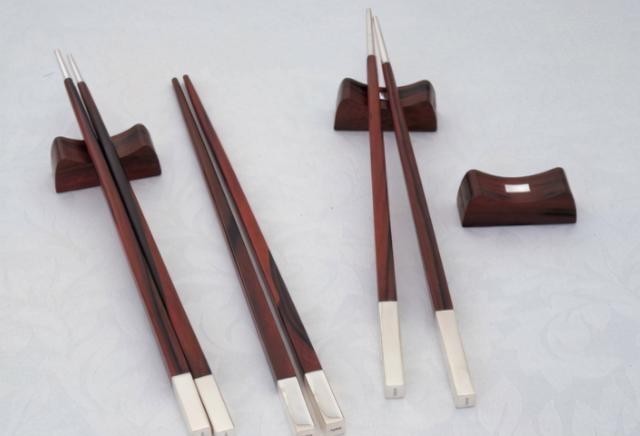 讲究|老话“菜不摆三,筷不成五,席不坐六”,这些饭桌规矩有啥讲究?