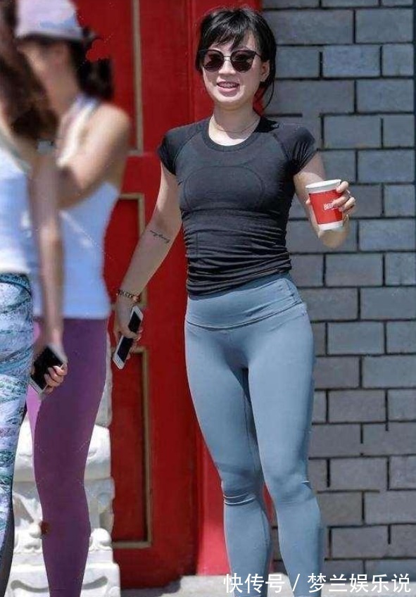 搭配|瑜伽裤可谓衣橱中的经典,穿搭组合很加分,魅力十足,气质可加