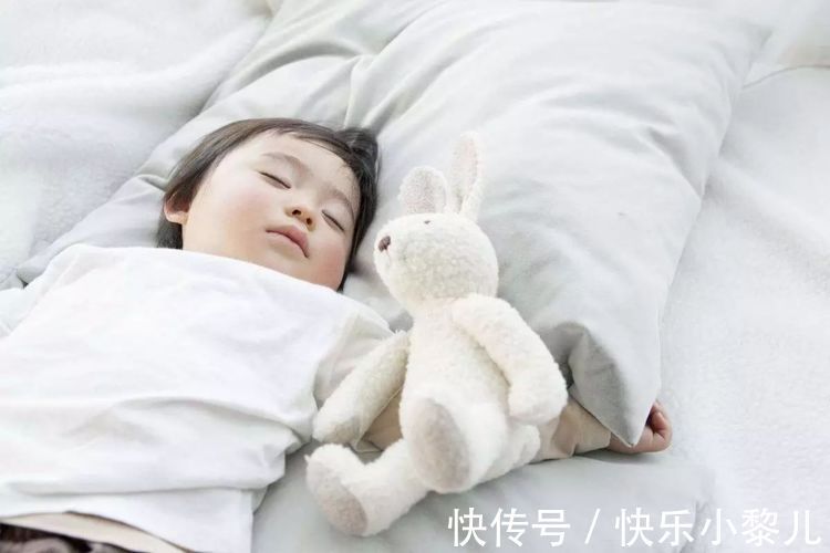 被子|秋冬季节警惕“蒙被综合症”,宝宝睡觉时父母对保暖的误解太深