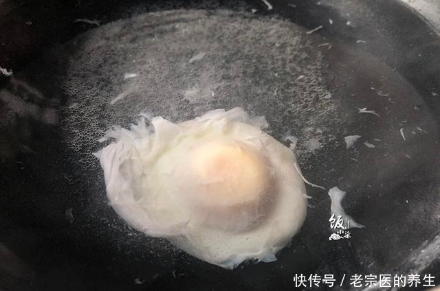 水煮荷包蛋时，总是散花有白沫教你一妙招，完整滑嫩不粘锅