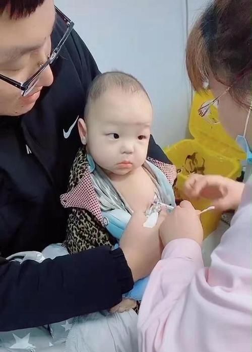 宝爸|宝爸带宝宝去打疫苗，全程不哭不闹，知道原因后，原来是个“小色胚”