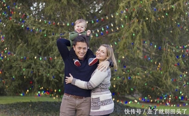 爸爸|爸爸妈妈都是双胞胎,宝宝分不清爸爸,但却分得清妈妈,太可爱了