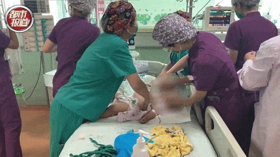 2岁男童被饼干卡喉咙窒息,送入医院抢救无效,父母只能放弃治疗