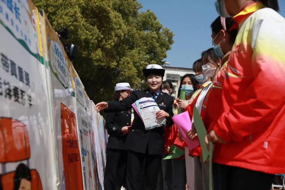 知危险会避险！宜城交警开展全国中小学生“安全教育日”主题活动