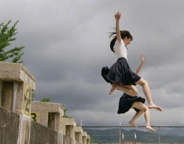 学生党手机里“单曲循环”的三首歌,句句“开口脆”,00后爱了爱了