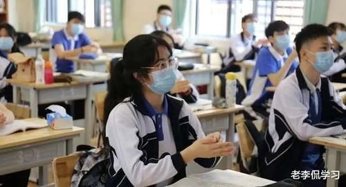 初高中要求统一发型，男女学生都有，女生大哭：“好丑啊！”