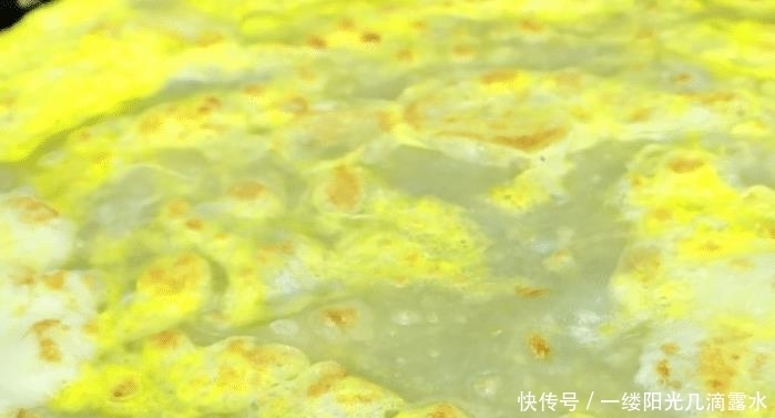 美味|孩子爱吃的早餐鸡蛋饼,手不沾面,3步完成,软嫩营养又美味