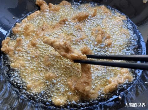 炸酥肉，这味料是关键，比例是2:1，酥香可口，放凉后不回软