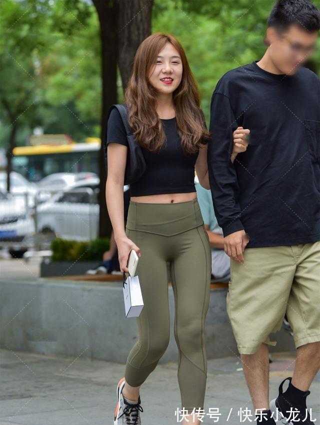 搭配 简单装扮的打底裤显得干净挺阔,个性与气质并存,成熟稳重