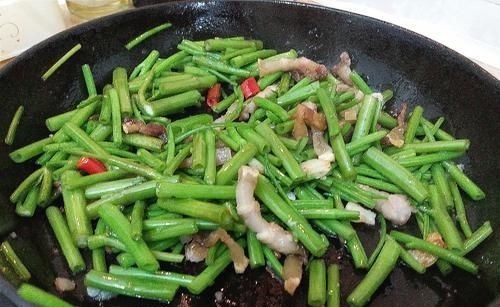 钙是番茄12倍,通便解毒除口臭,和五花肉一炒,香嫩爽脆超下饭