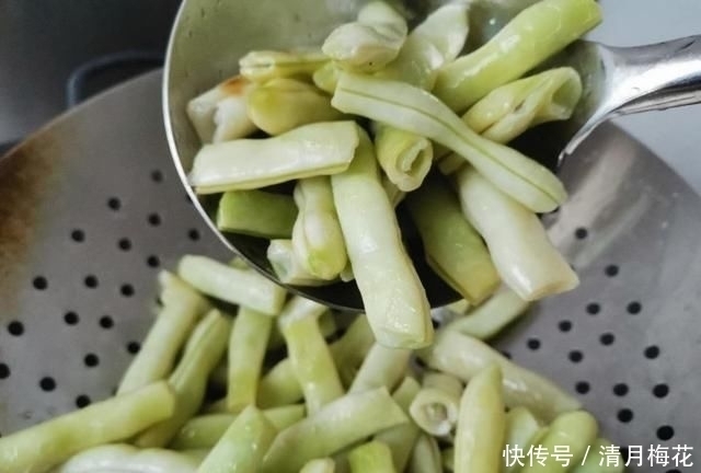 简单|立夏后,遇到这菜我一买就是5斤,比茄子香,比黄瓜鲜,做法简单
