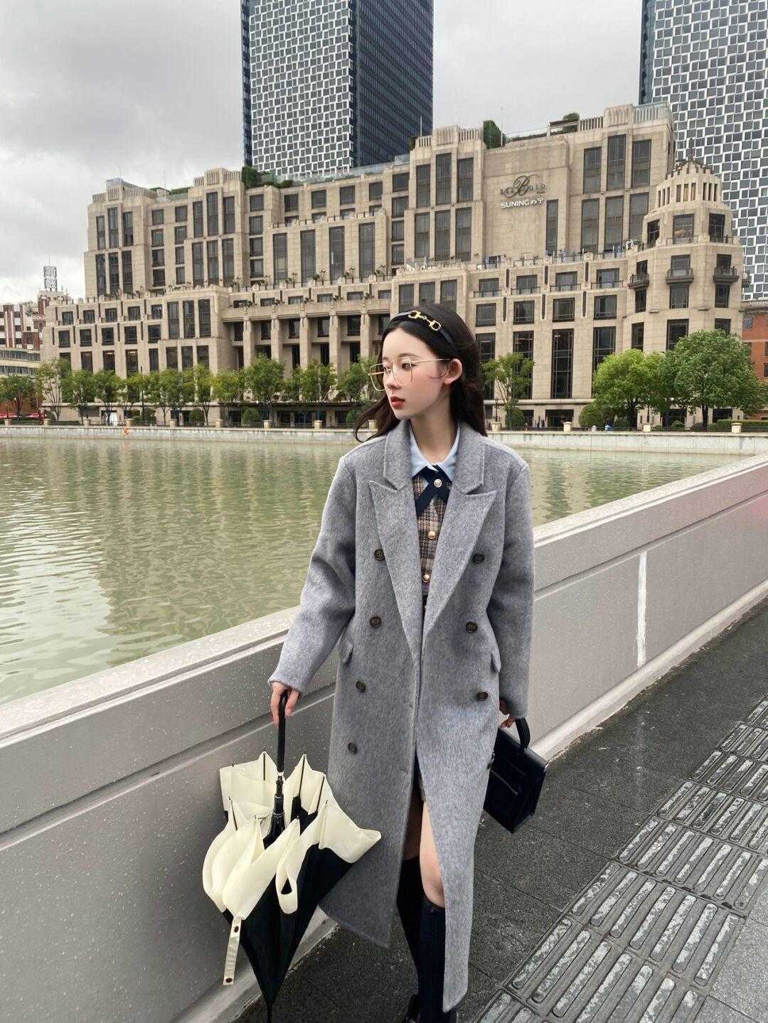 经典色 高级灰如何穿搭更显高级，这几款大衣别错过了，洋气精致又显气质