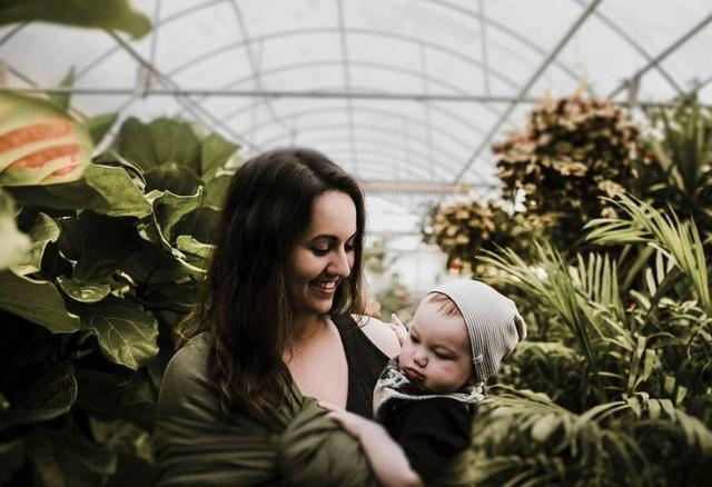 小宝宝|“最社会婴儿”火了,刚出娘胎就急着和妈妈握手,网友直呼:秀儿