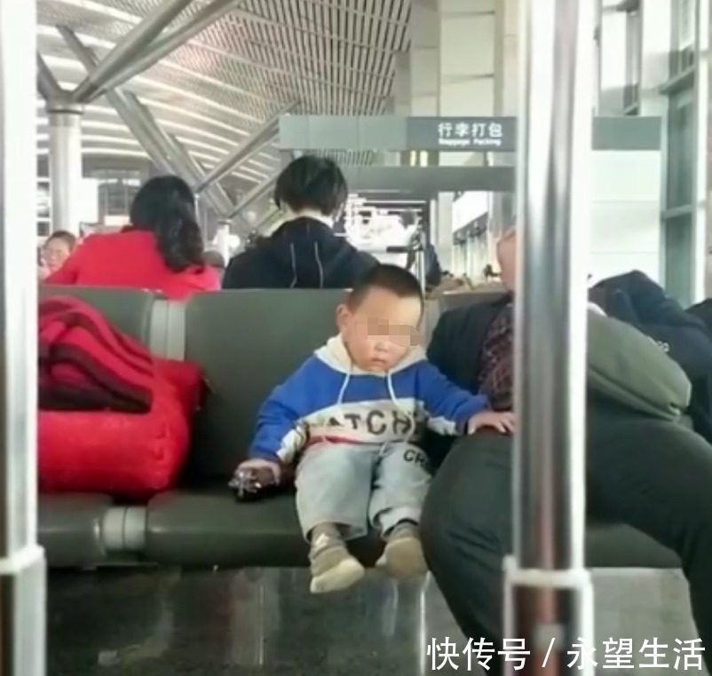 机场|机场里小男孩不哭不闹，坐在爸爸旁边等待飞机，画面让人心酸