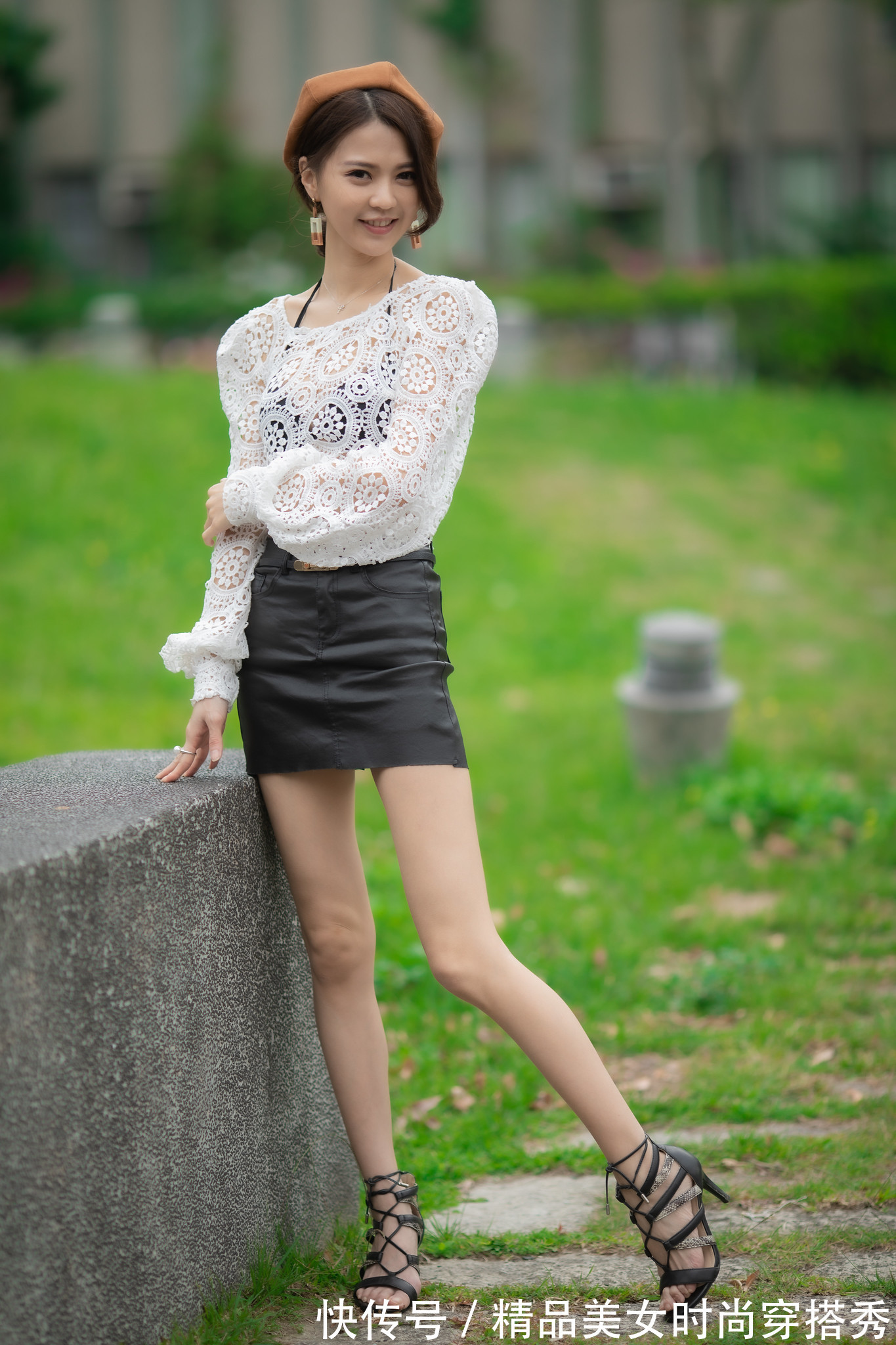 短裤裙|白色钩花蕾丝罩衫搭配西装短裤裙,惊艳绝伦,诠释靓女风韵