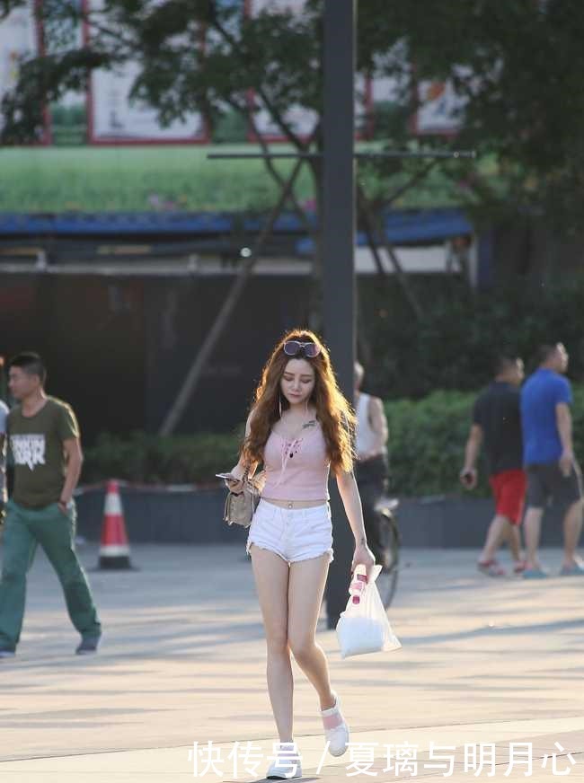 从头发就可以看得出，姑娘是“葬爱家族”成员！