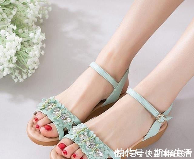 平底 时尚平底凉鞋，甜美俏皮，展现了你魅力的风姿