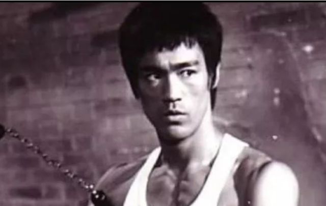 中国功夫|1973年李小龙突然去世后,他的妻子后来如何了呢?说了你可能不信