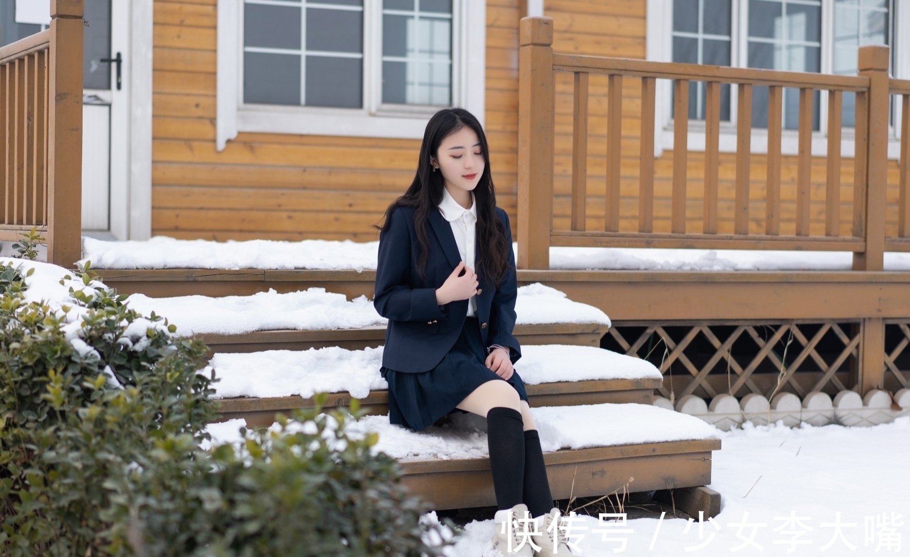 七律!冬雪·七律(十一首):未必玲珑皆赤玉,庭前琼树岁华深