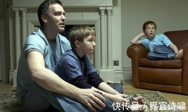 情谊|“超黏人妹妹”走红,藏到桌角也要看哥哥写作业,乖巧似吉祥物