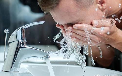 男人脸上出油多是什么原因？