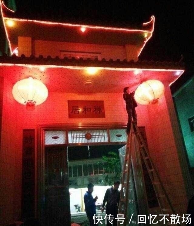庭院|小伙斥资50万在农村盖四层别墅，超大庭院，大门太气派了
