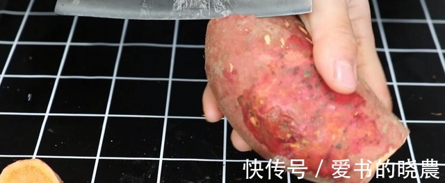 红薯切成丁，打2个鸡蛋，简单一做，就能做的酥脆香甜，太棒了！