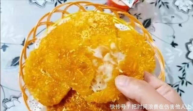 家里苹果吃不完,加一碗糯米粉做苹果派,不油炸,外酥里糯,真香