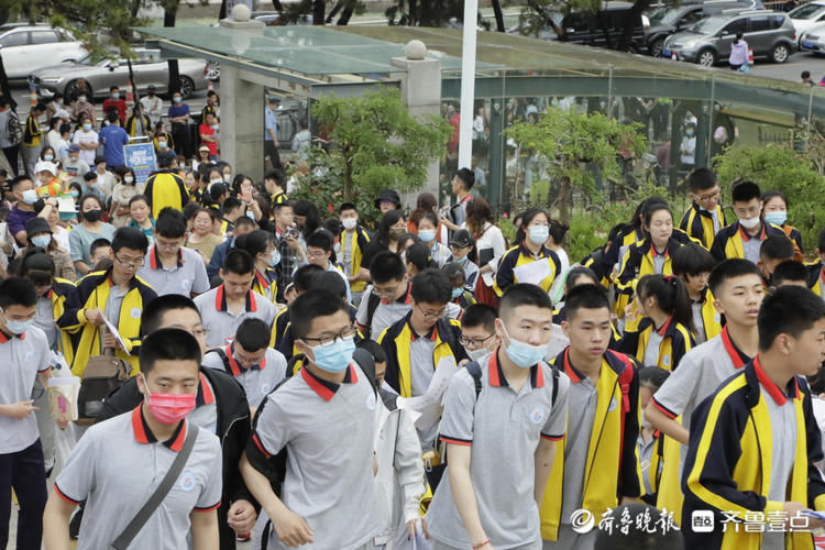 考生们|2021年烟台中考首日开考！芝罘中学考点外考生有序进场