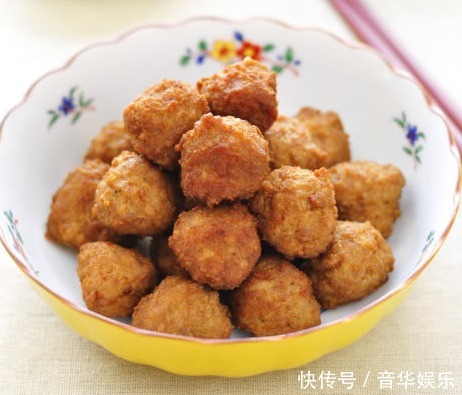 炸丸子时,千万别用淀粉了!换成“它”,丸子外酥里嫩不油腻
