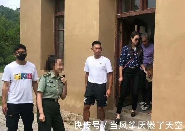 疲态感|林丹夫妇与好友合照,谢杏芳依偎老公肩膀,林丹双手抱胸前显抵触