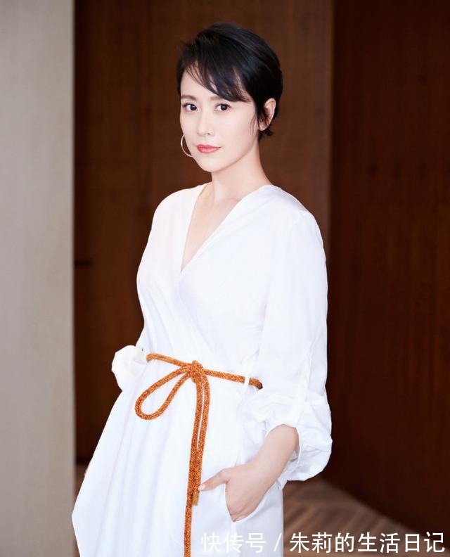 技巧 中年女性穿衣总被人说是“装嫩”,掌握这些搭配技巧,平衡尴尬感!