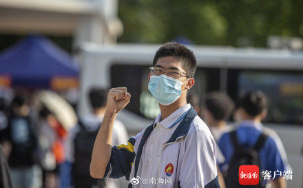 高考|高考首日，考生意气风发进入考场