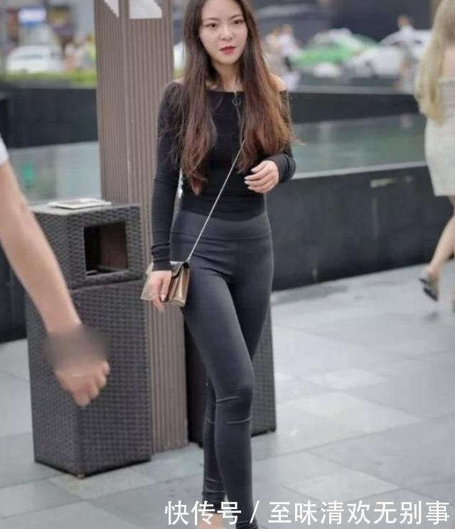 黑修身打底衫配上打底裤，温柔知性，潇洒自信