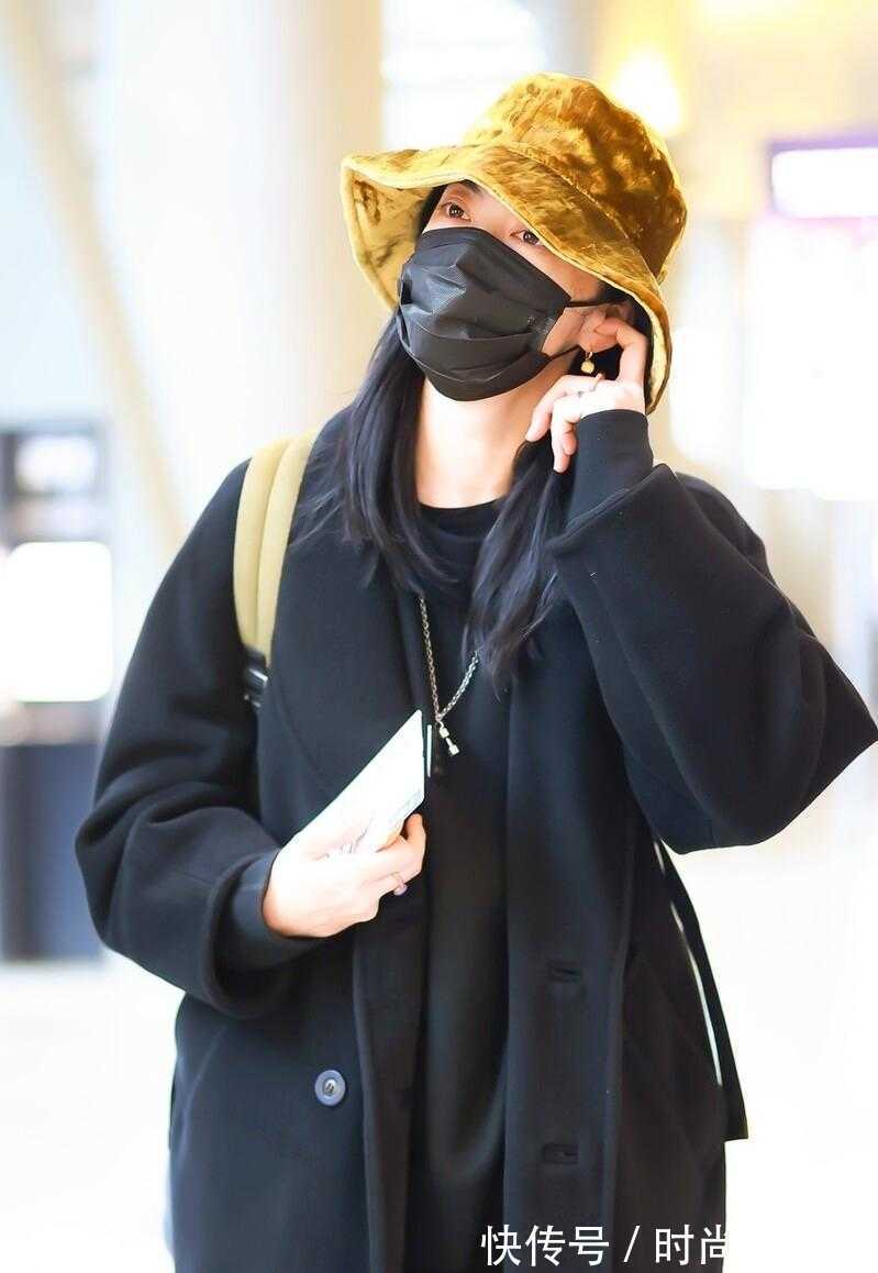 大衣 姚晨真懂“极简穿搭”,一身黑色简约又高级,配黄色帽子好洋气