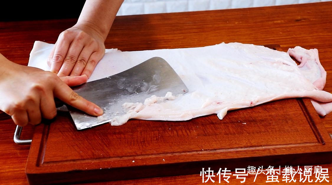 收入|掌握好这些技巧,炸出来的猪皮蓬松,有人凭借着炸猪皮年收入百万