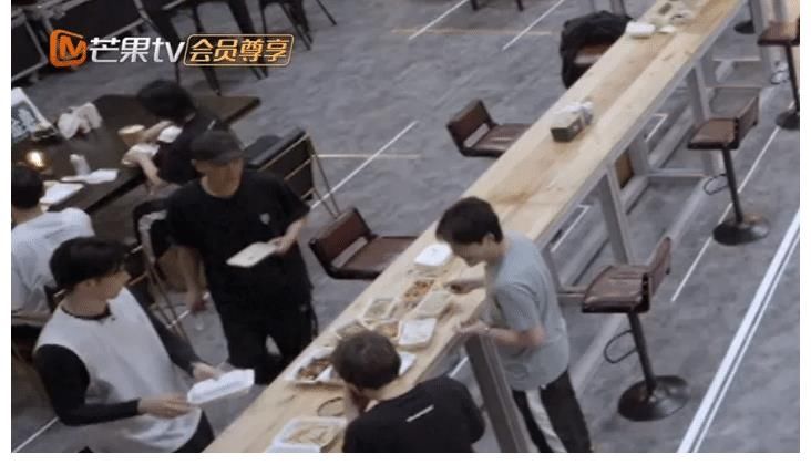真人秀|真人秀终于不浪费粮食了，明星们集体吃盒饭，比之前要接地气的多