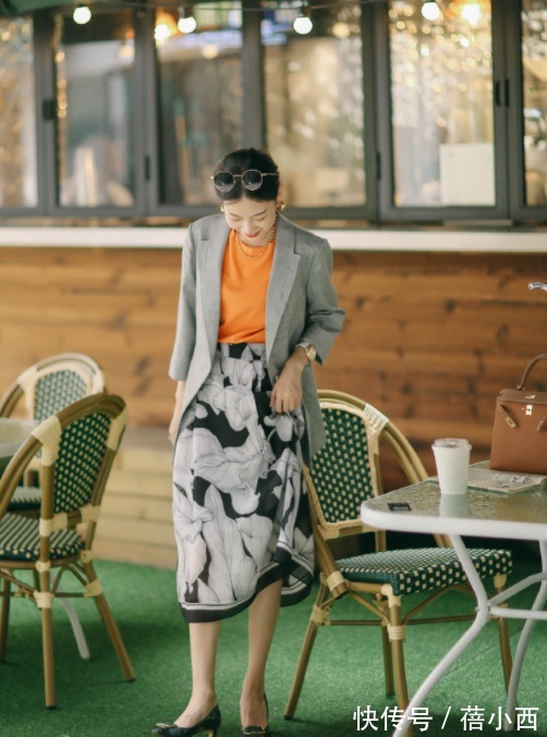 印花|“有品位”的女人穿西装,谨记这3点思路+3种搭配,时髦又显年轻