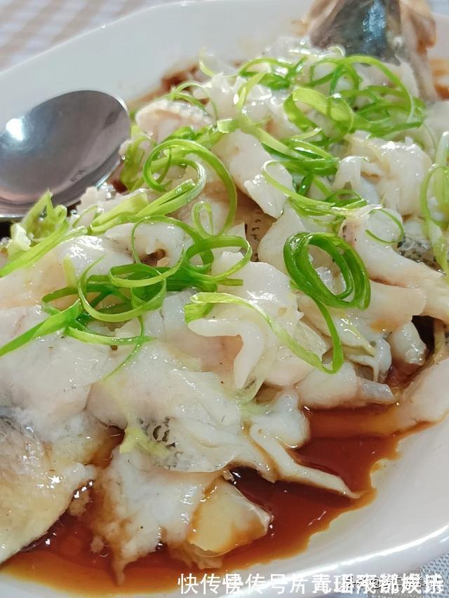 鲈鱼这样做太好吃了，肉香嫩滑，吃了几十年都没吃够，太解馋了