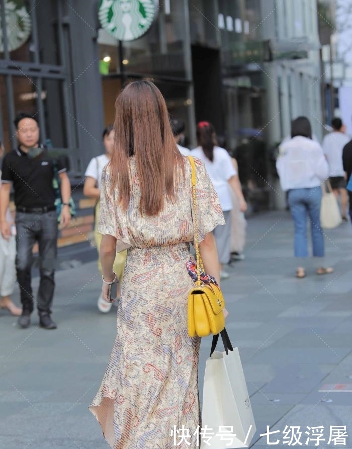 蝙蝠袖印花连衣裙,时尚又大气,身材包容度高