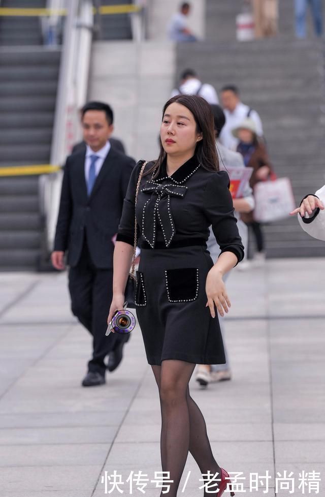 秋季时尚穿搭: 波点裙搭配皮毛外套, 优雅高贵又显肤色