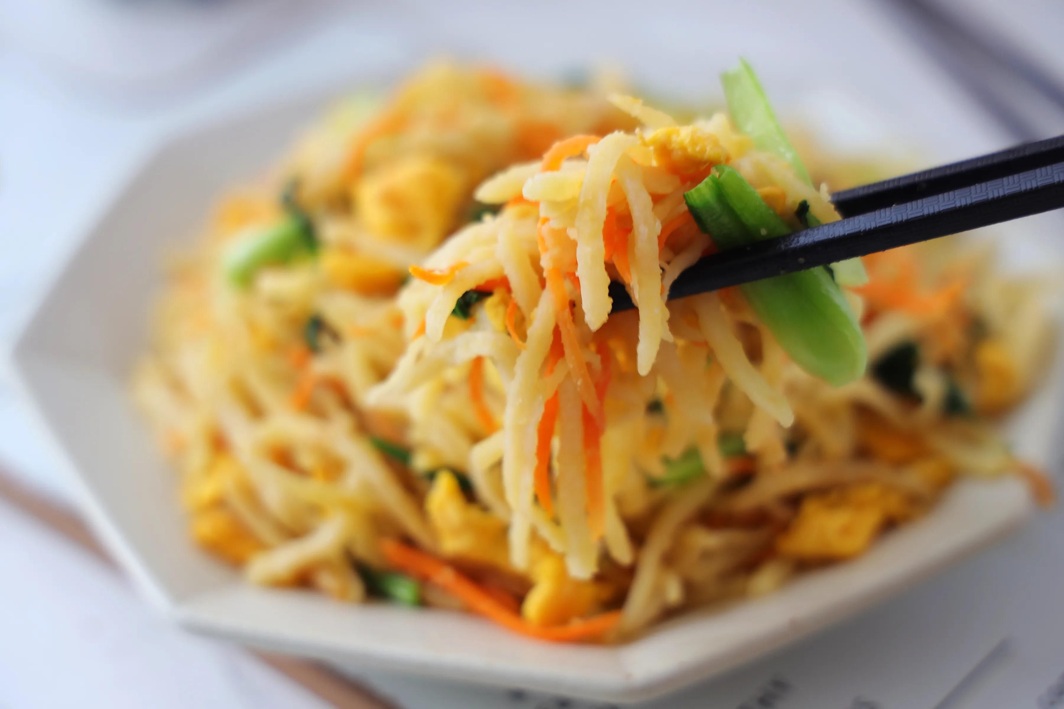 青菜|伏天，我家最爱的土豆吃法，炒一大锅，蔬菜主食都有，好吃又省事