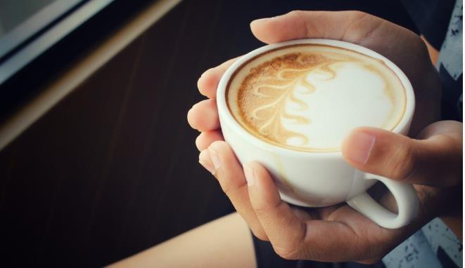 单亲妈妈开咖啡店,推出“无限续杯”,8天收款17万,套路满满