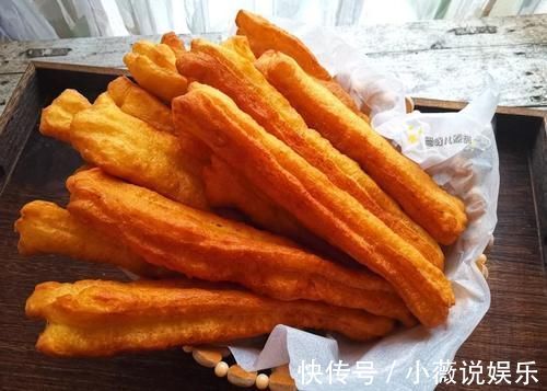 炸油条不用泡打粉不用小苏打，加点它大泡酥脆好看又好吃，真简单